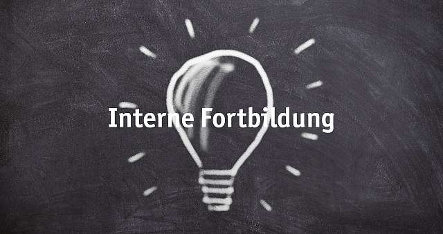 Illustration einer Glühbirne mit dem Text 'Interne Fortbildung'.